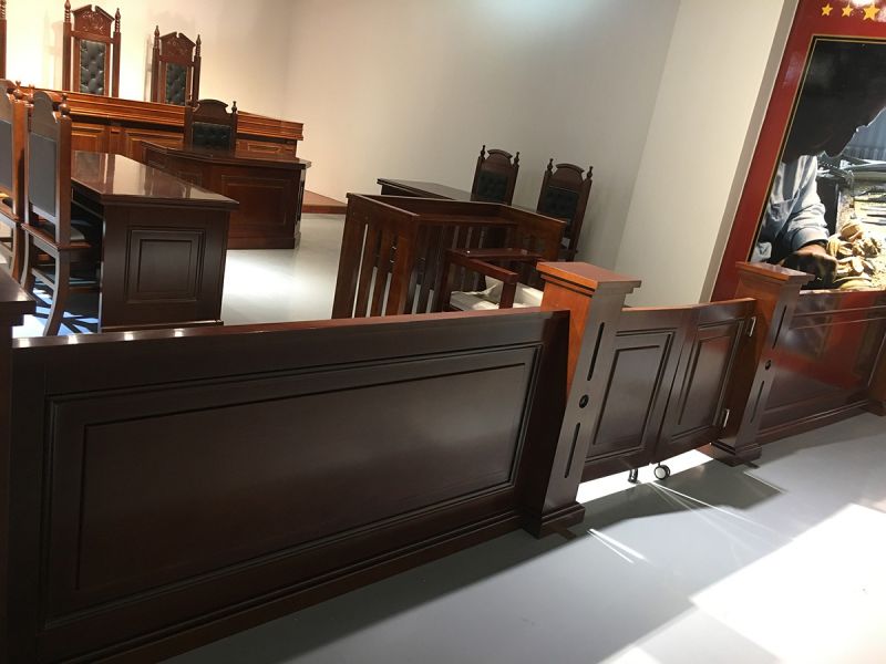 木制審訊椅：歷史的見證與司法象征！